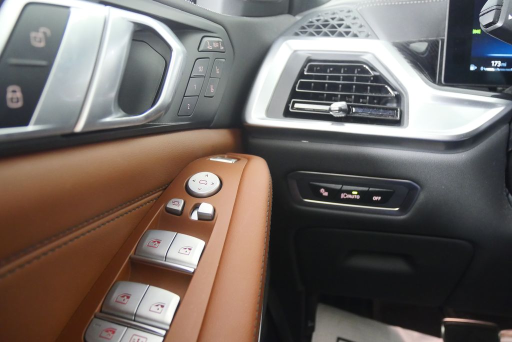 Thumbnail: 2024 BMW X7 - 21