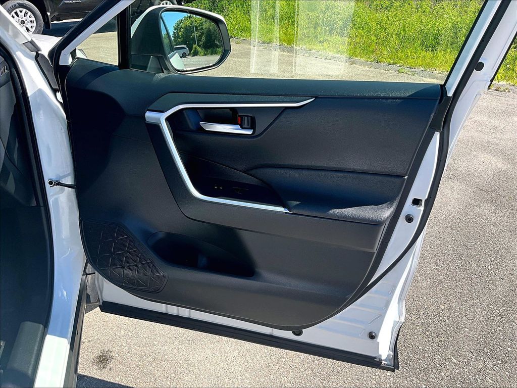 2023 Toyota RAV4 Hybrid — photo 12