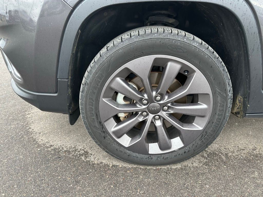 Used 2021 Gray Jeep Latitude Lux image 9