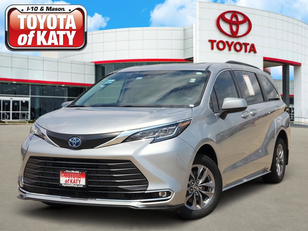 Celestial Silver Metallic 2022 Toyota Sienna XLE 7-Passenger FWD Minivan Front-Wheel Drive Continuously Variable Transmission