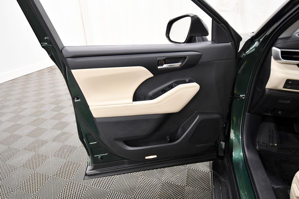 Used 2025 Toyota Highlander Hybrid SUV