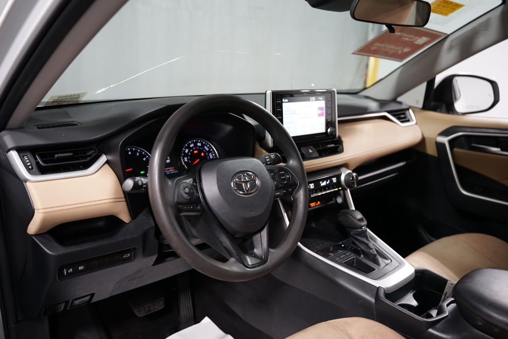 2020 Toyota RAV4 XLE 11