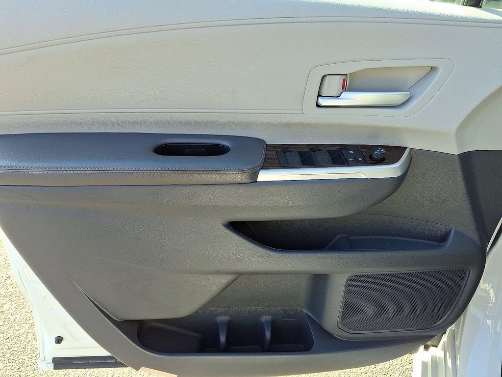 Thumbnail: 2021 Toyota Sienna - 13