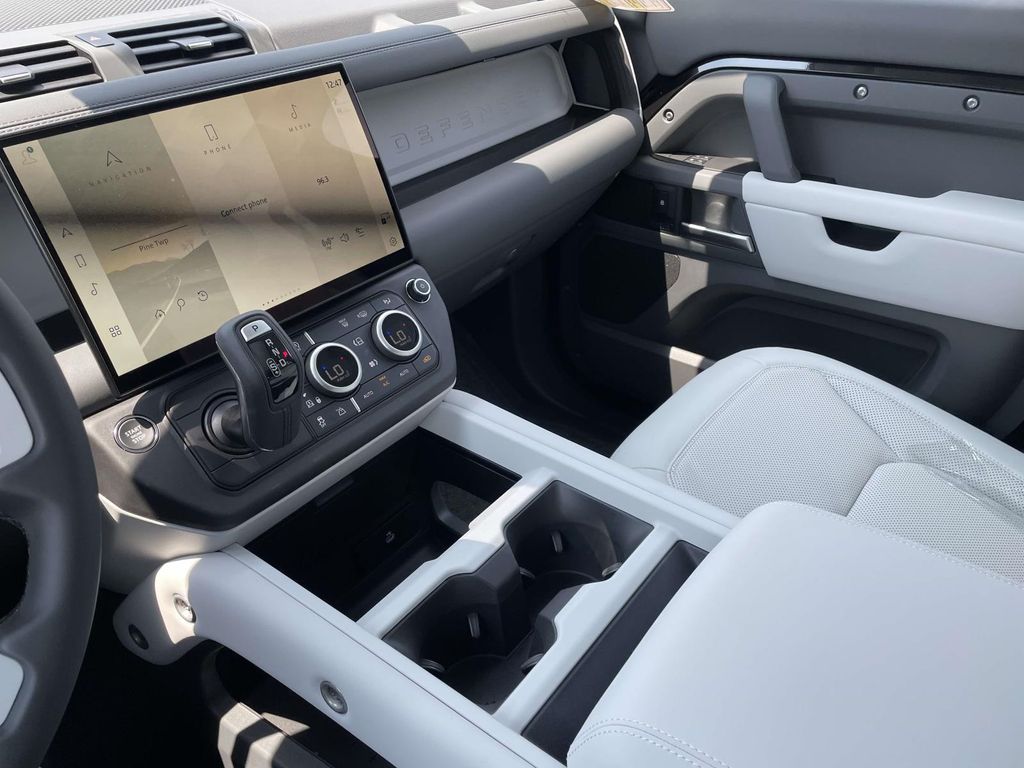 New 2026 Black Land Rover X-Dynamic SE image 31