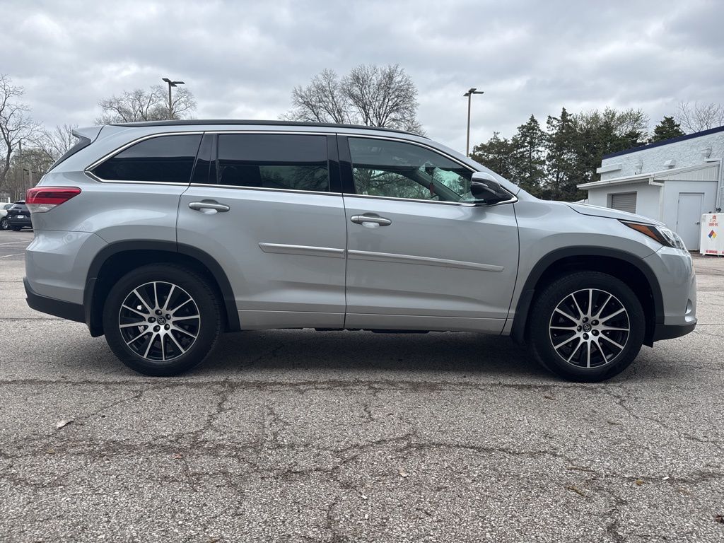 Celestial Silver Metallic 2017 Toyota Highlander SE AWD SUV / Crossover All-Wheel Drive 8-Speed Automatic