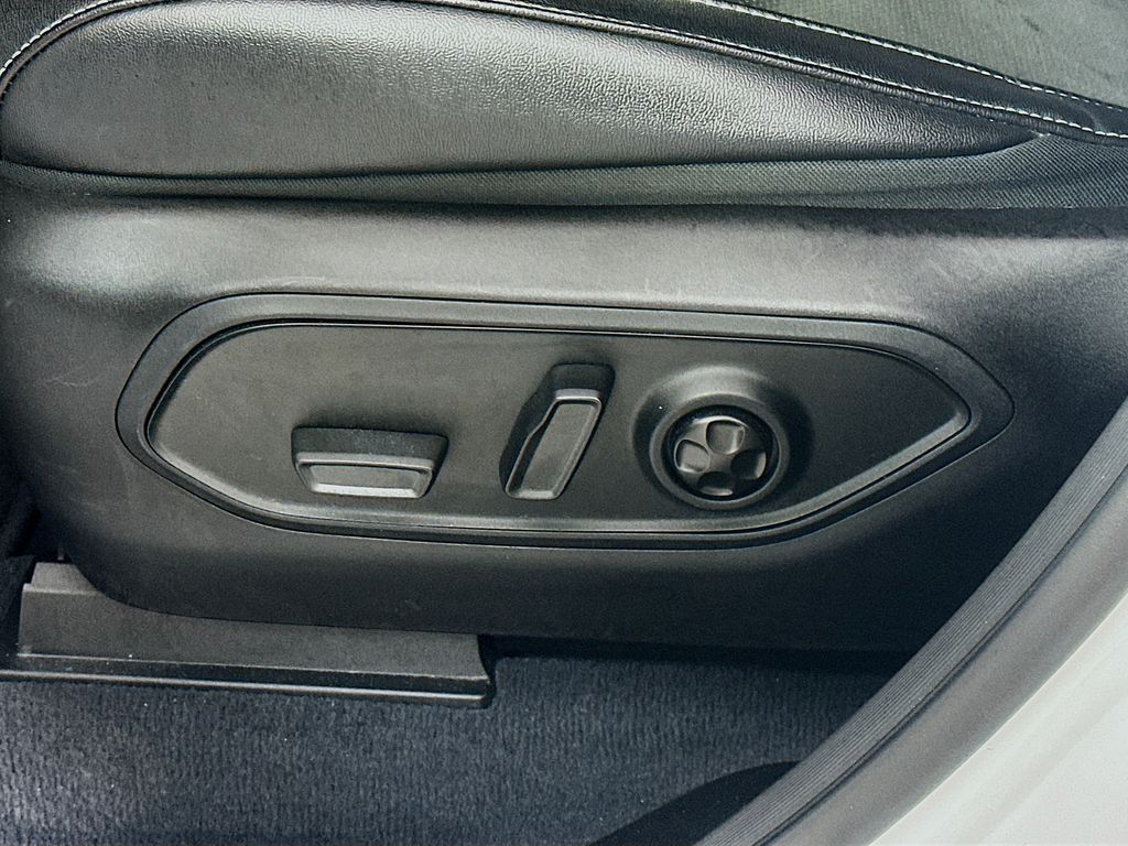 Used 2023 White Jeep Altitude image 23