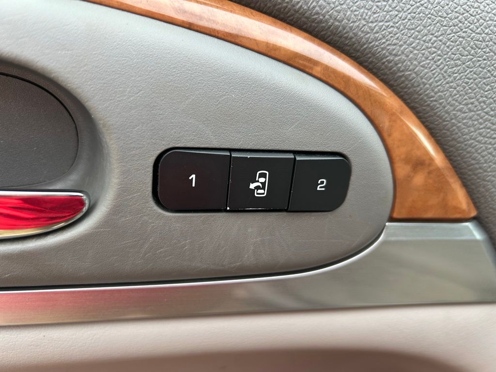 Thumbnail: 2008 Buick Enclave - 18