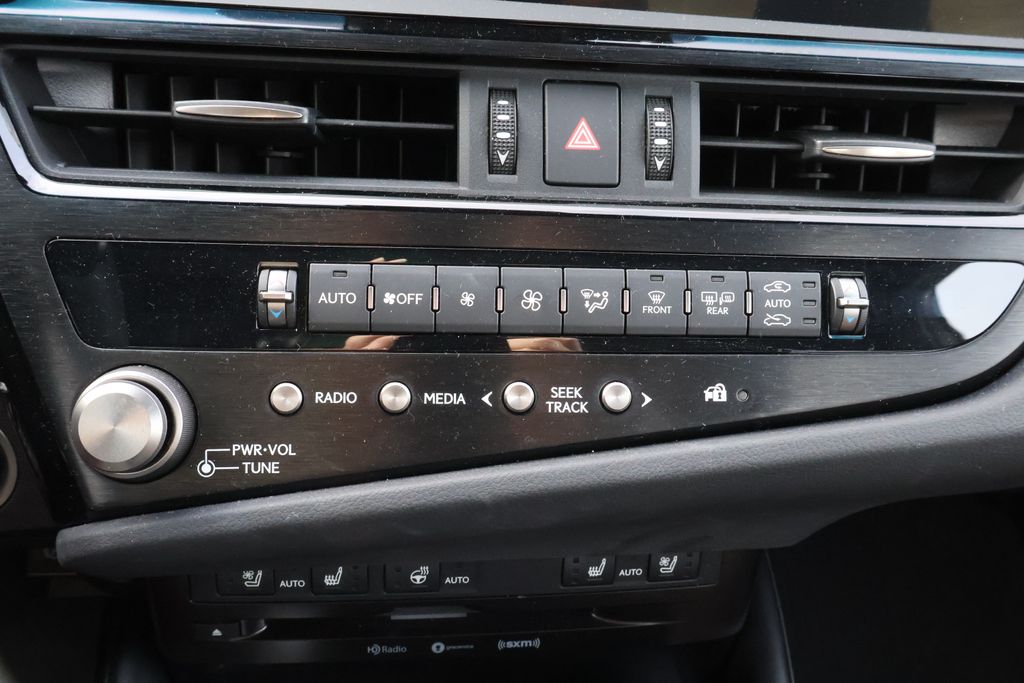 Thumbnail: 2022 Lexus ES - 21