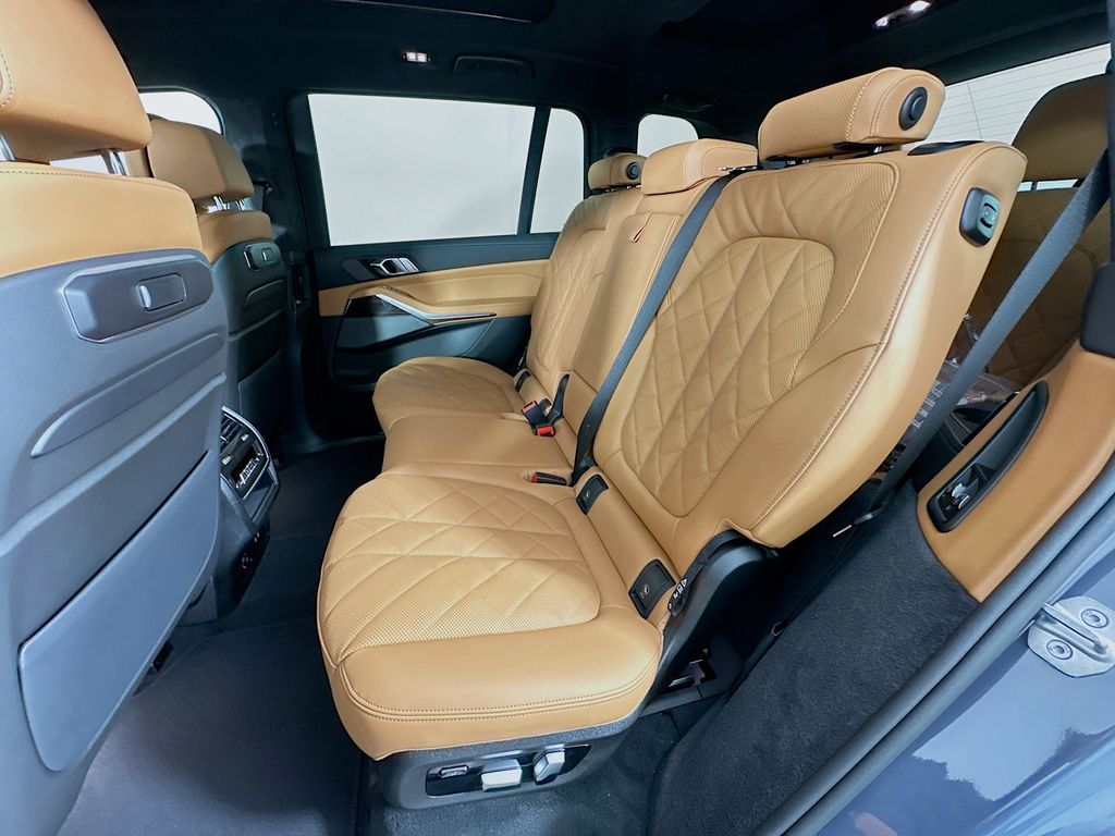 Thumbnail: 2026 BMW X7 - 17