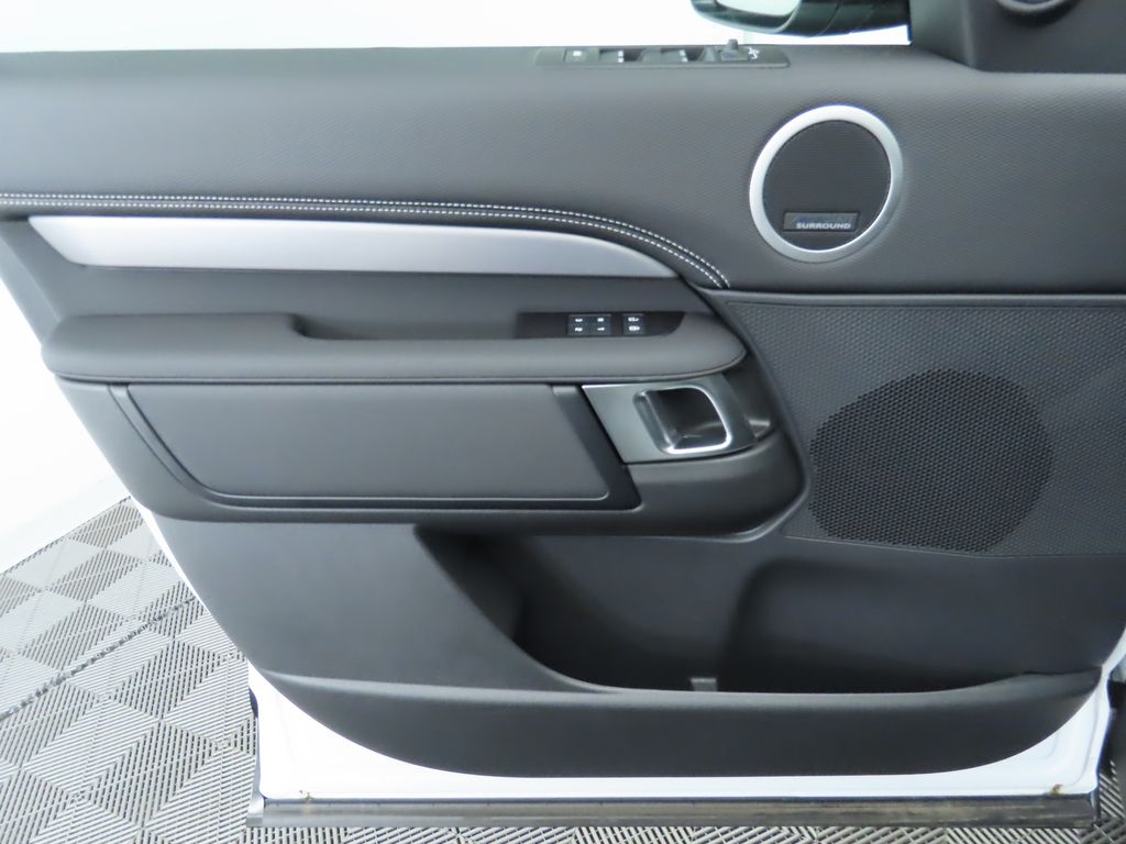 Thumbnail: 2024 Land Rover Discovery - 24