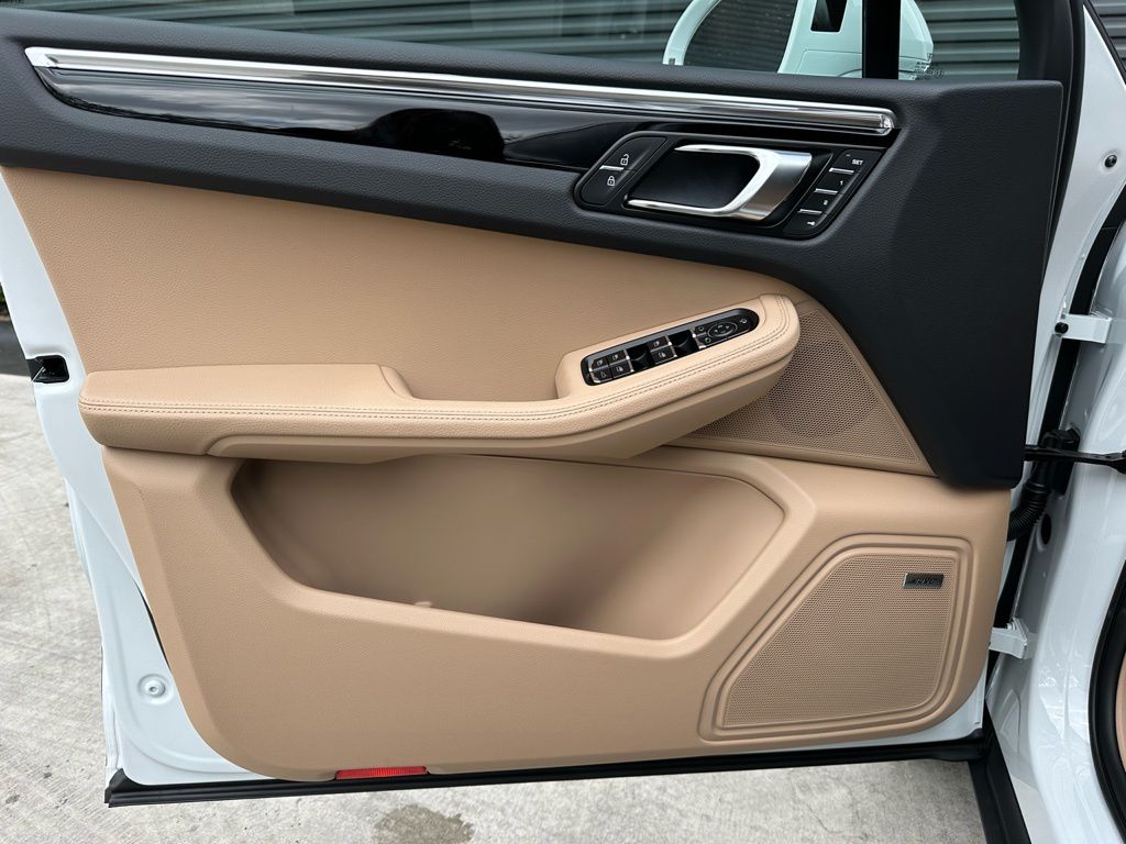 Thumbnail: 2026 Porsche Macan - 20