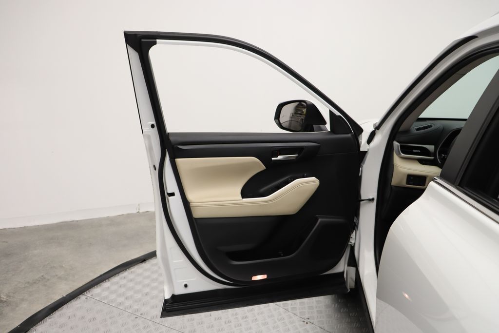 Thumbnail: 2023 Toyota Highlander - 16