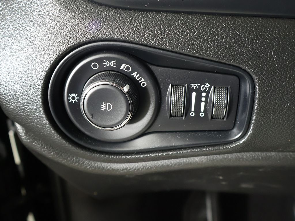 Used 2023 Black Jeep Latitude image 32
