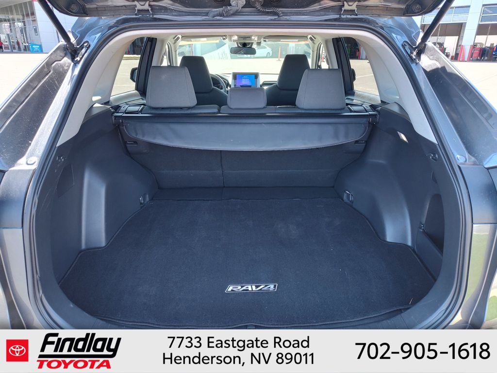 2024 Toyota RAV4 XLE - Photo 18