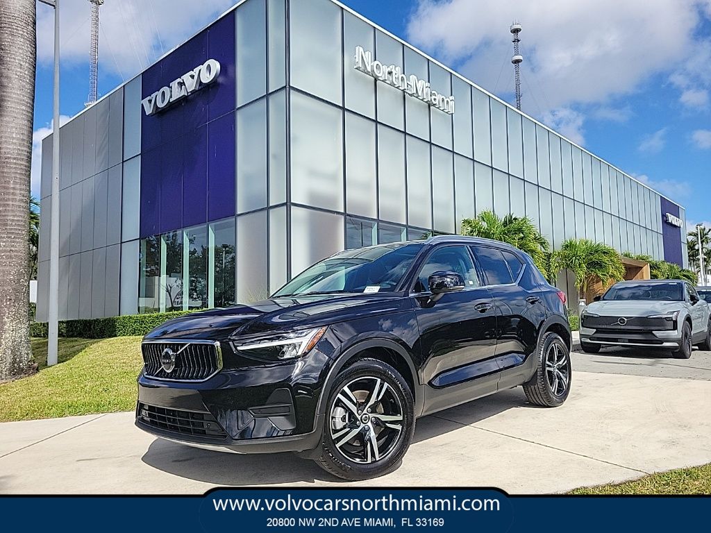 2025 Volvo XC40 B5 Core