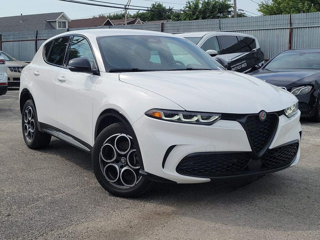 Milano White 2025 Alfa Romeo Tonale SUV / Crossover All-Wheel Drive 9-Speed Automatic
