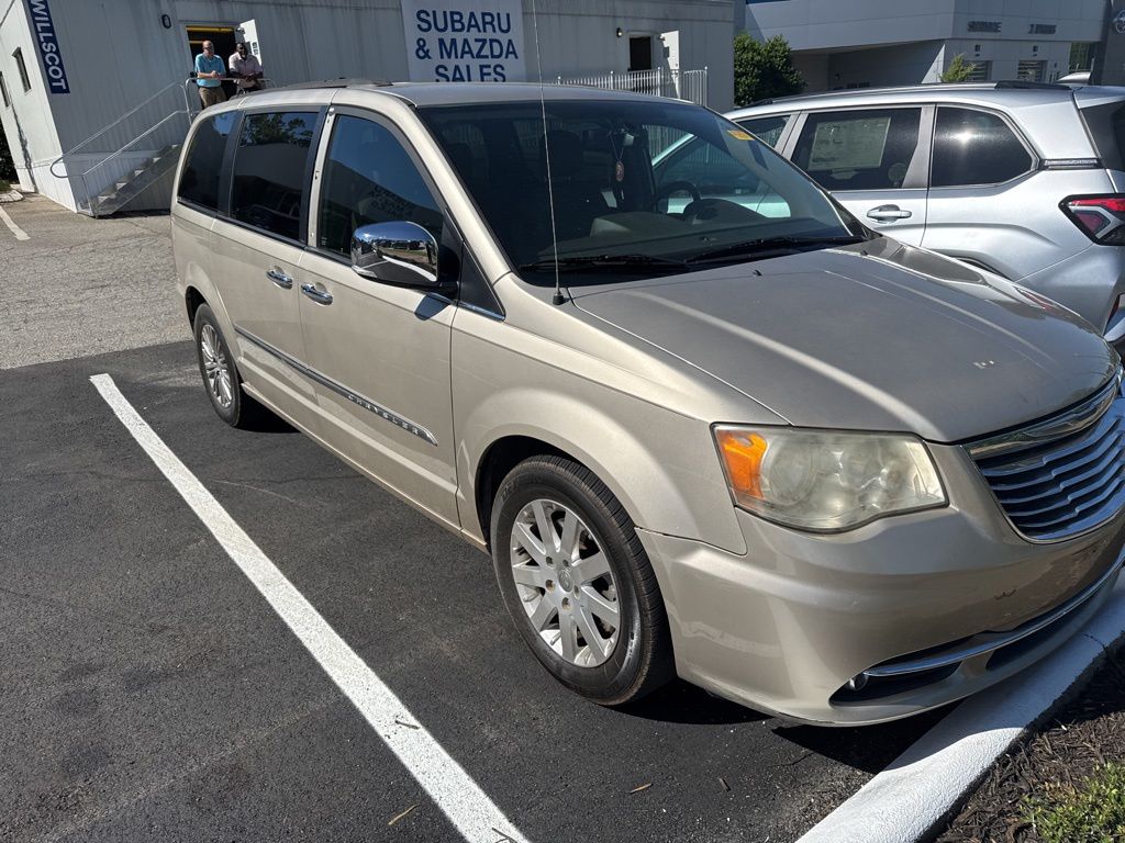 2014 Chrysler Town & Country Touring-L's photo