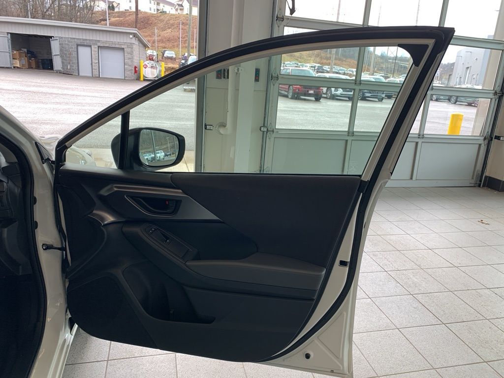 New 2025 White Subaru Base image 21