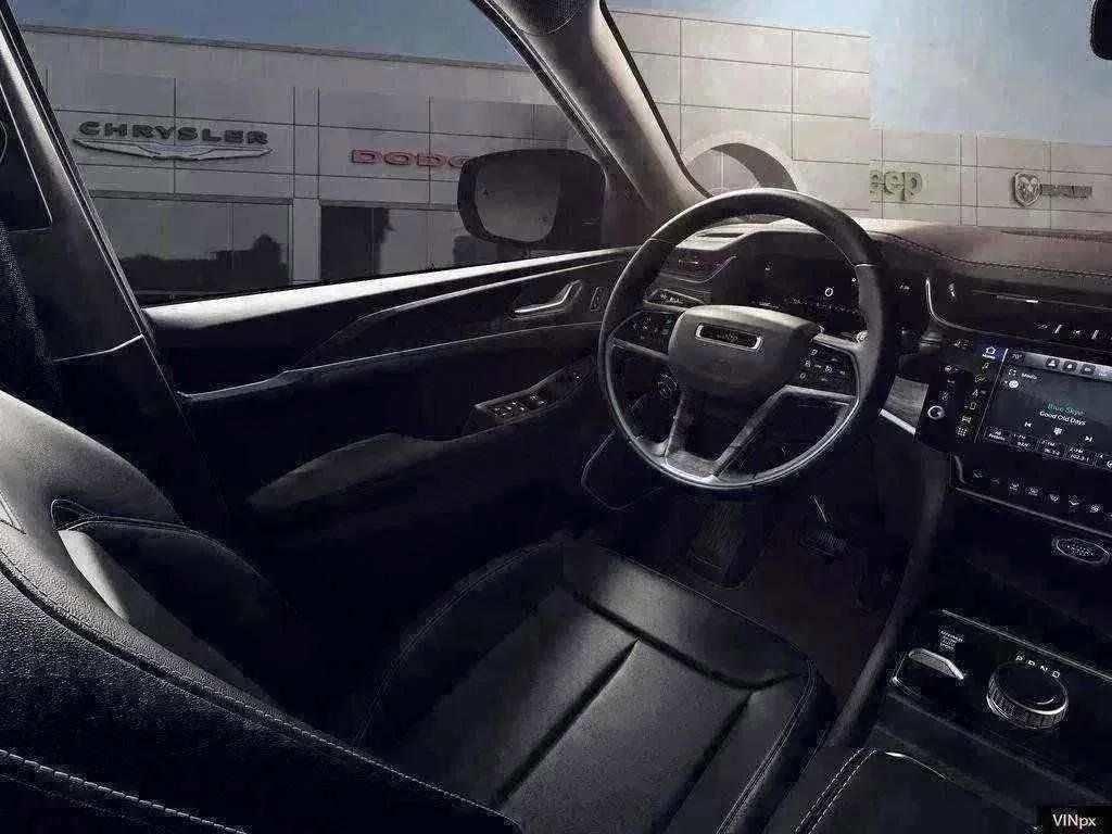 View vehicle photo 4