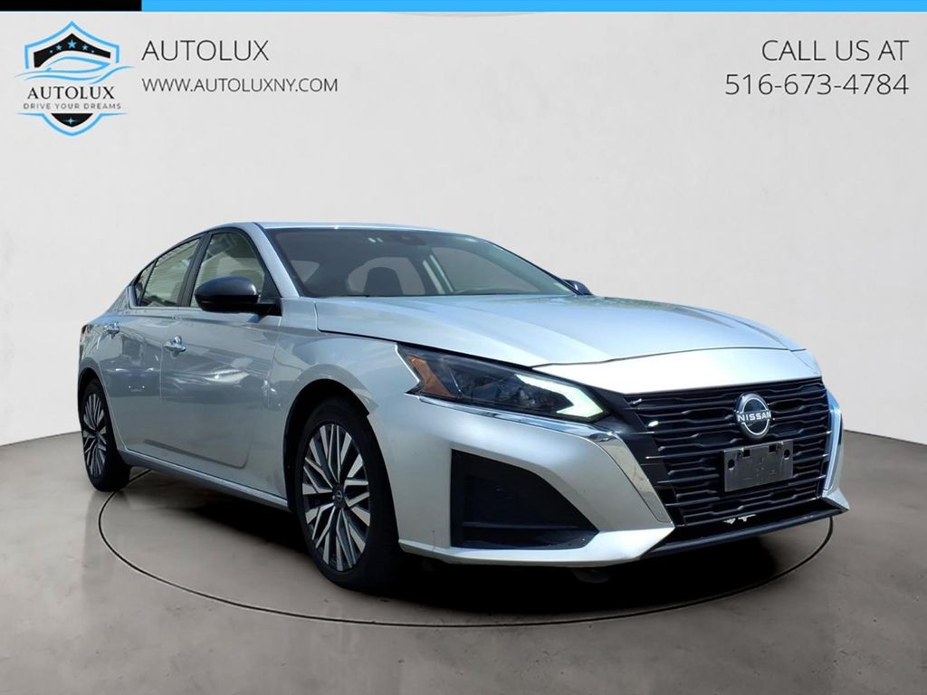 Brilliant Silver Metallic 2024 Nissan Altima Sedan Front-Wheel Drive Continuously Variable Transmission