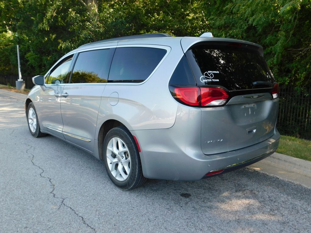 Thumbnail: 2017 Chrysler Pacifica - 3