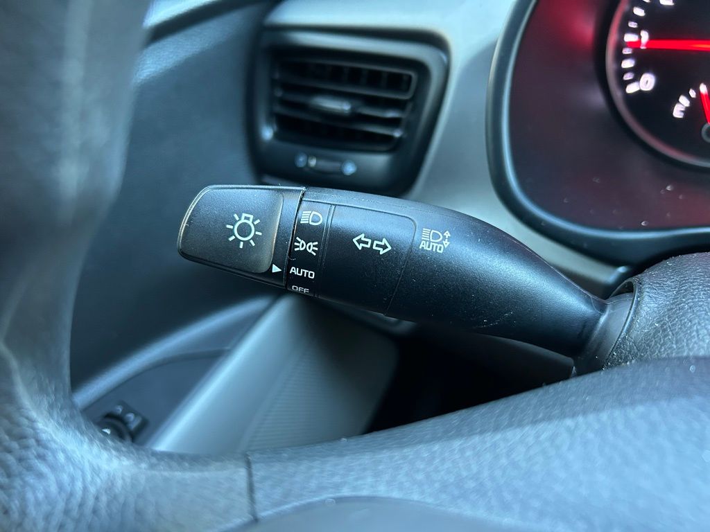 Thumbnail: 2021 Kia Rio - 21