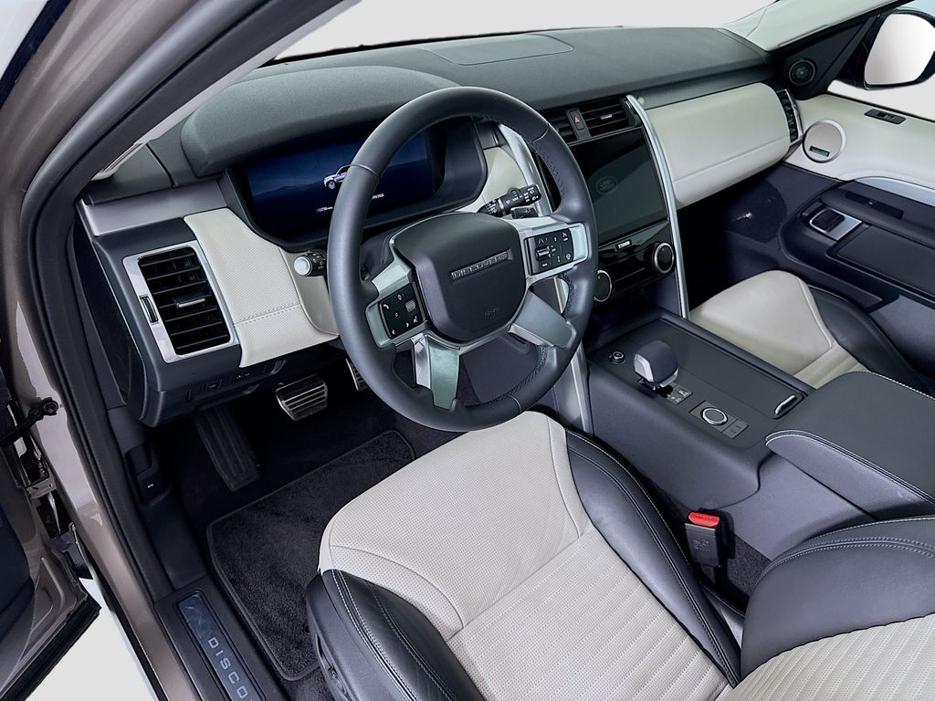 Thumbnail: 2025 Land Rover Discovery - 9