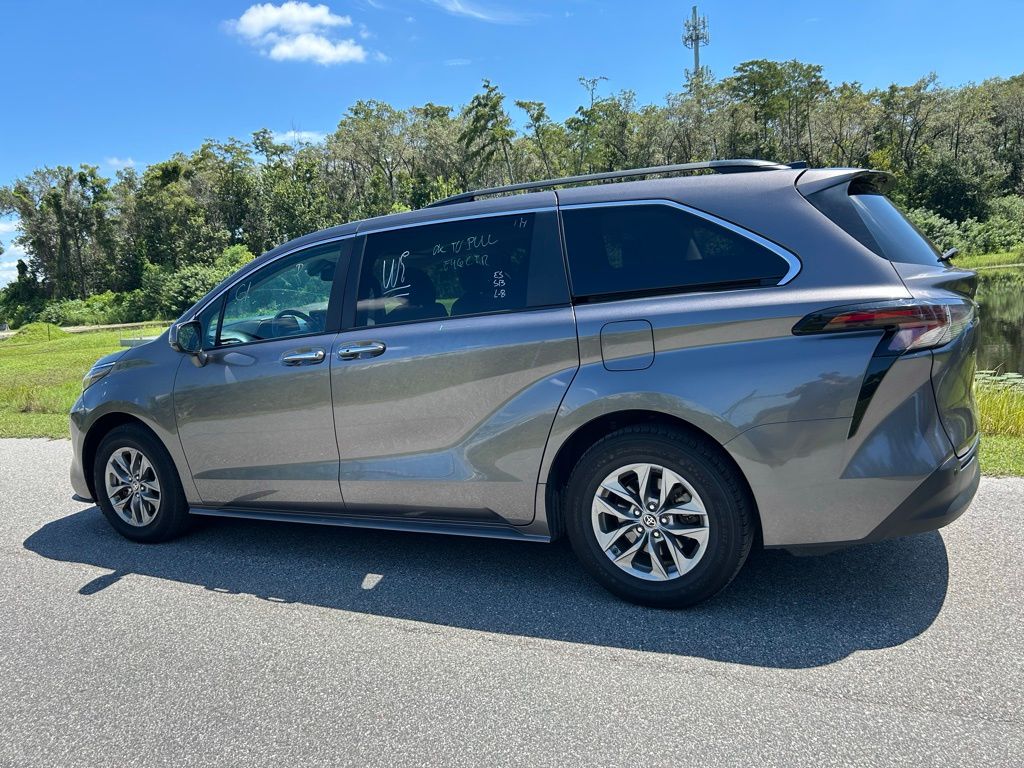Thumbnail: 2024 Toyota Sienna - 3