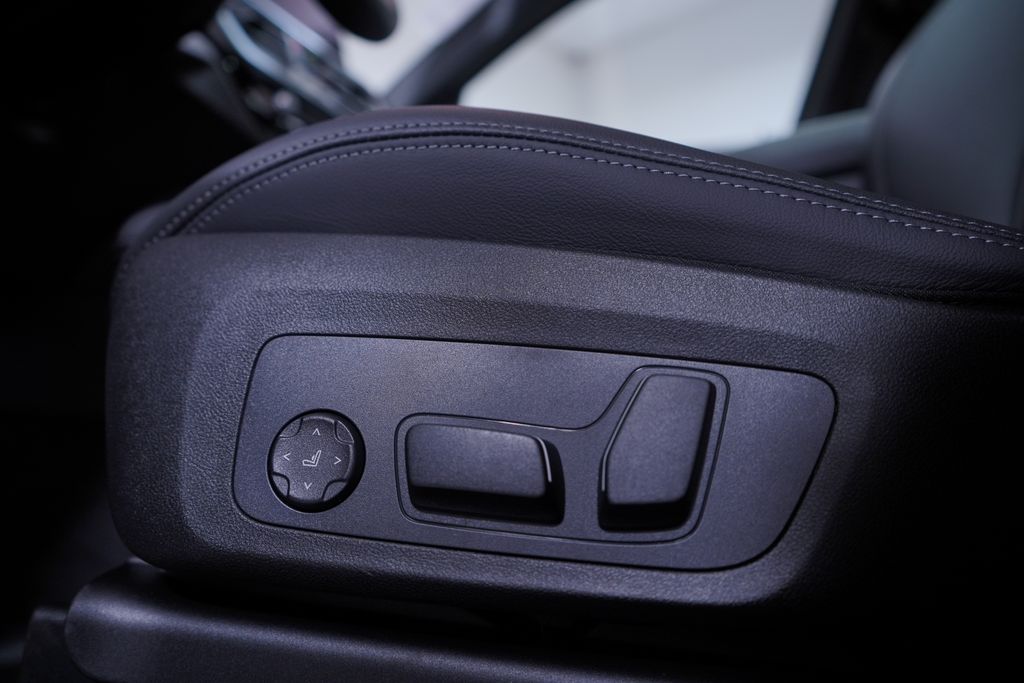 Thumbnail: 2025 BMW X4 - 12