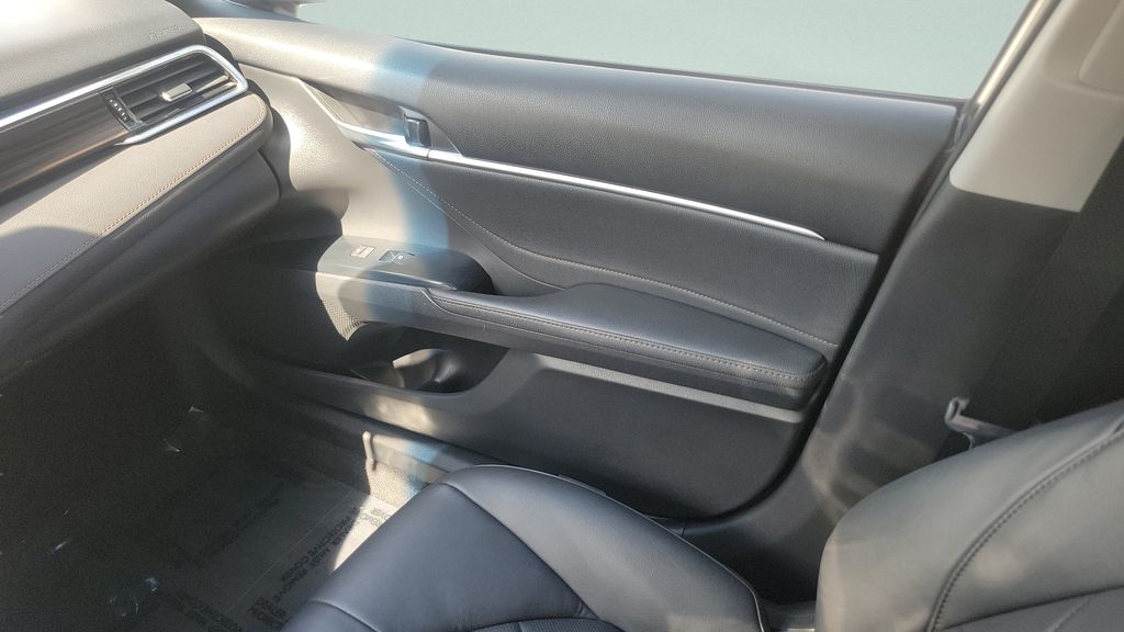 Used 2018 Red Toyota XLE image 14