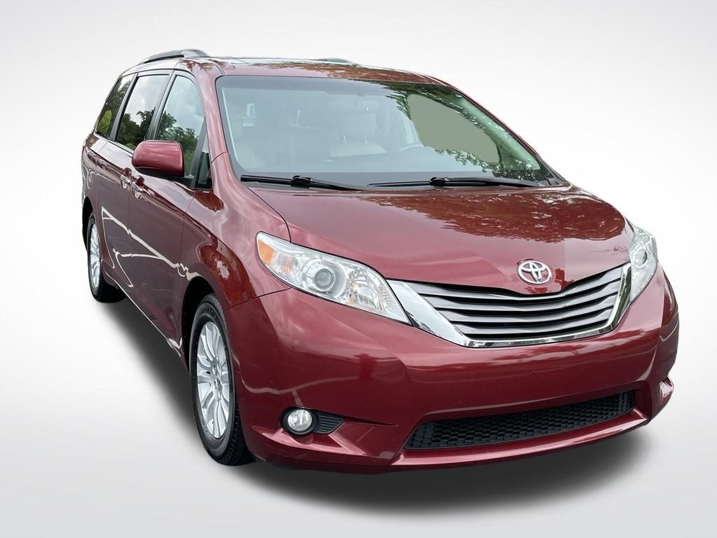 Thumbnail: 2017 Toyota Sienna - 8