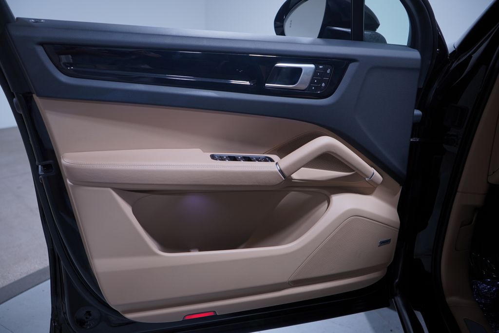 Thumbnail: 2022 Porsche Cayenne - 17