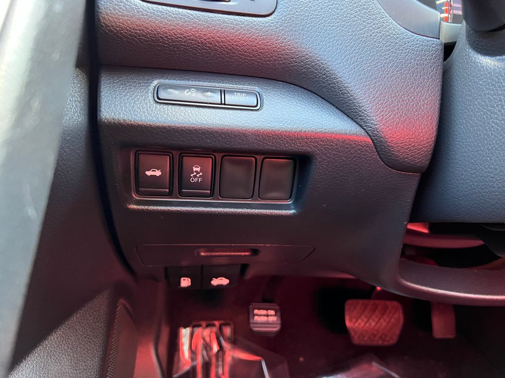 Thumbnail: 2017 Nissan Altima - 16