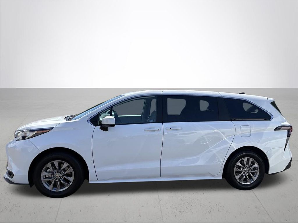 2023 Toyota Sienna LE
