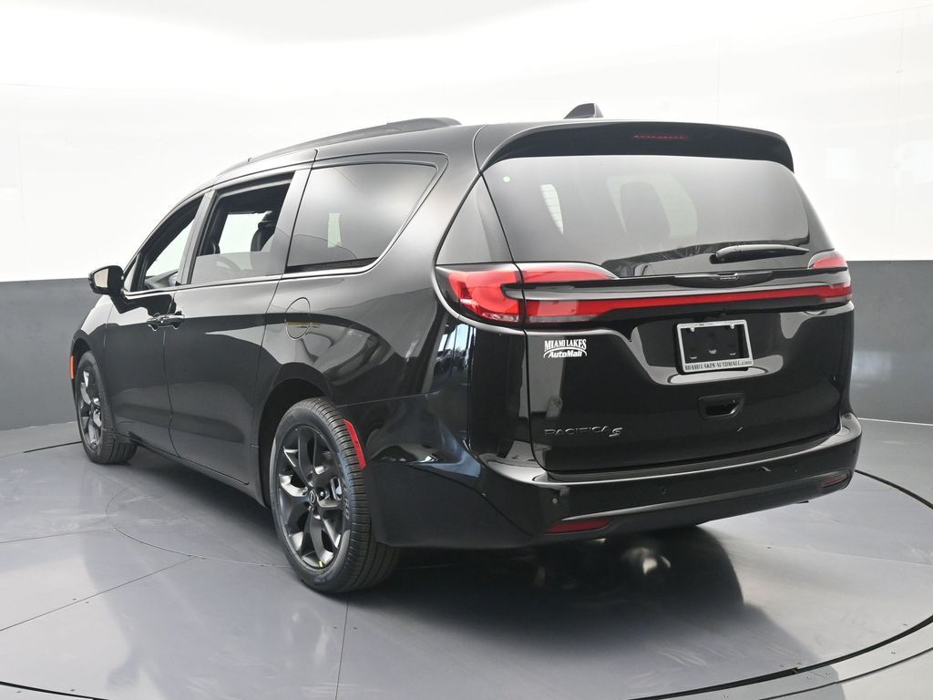 New 2026 Diamond Black Crystal Pearlcoat Chrysler Select image 4