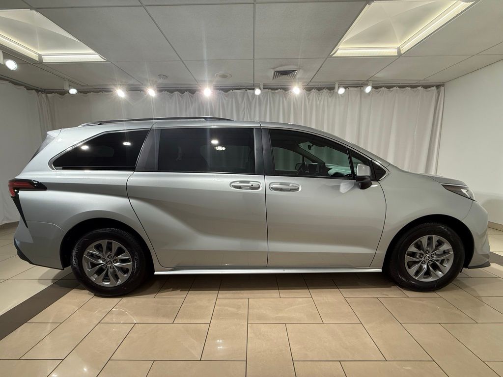 Thumbnail: 2022 Toyota Sienna - 6