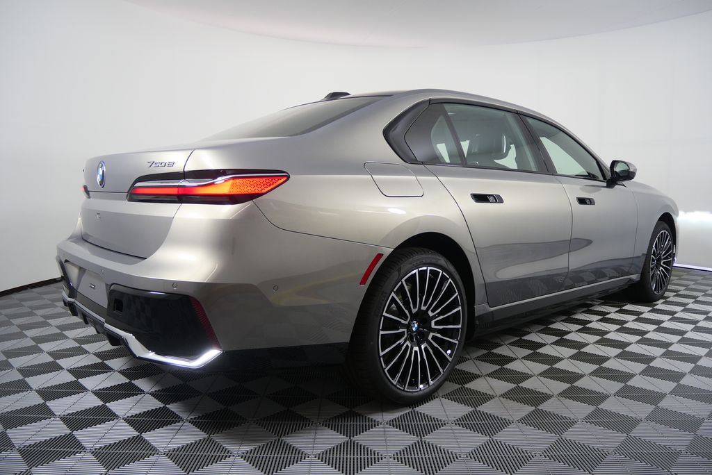 Thumbnail: 2026 BMW 7 Series - 3