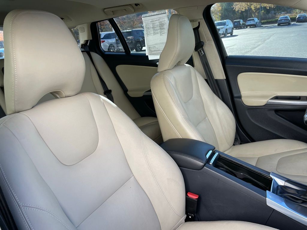 Thumbnail: 2016 Volvo V60 - 32