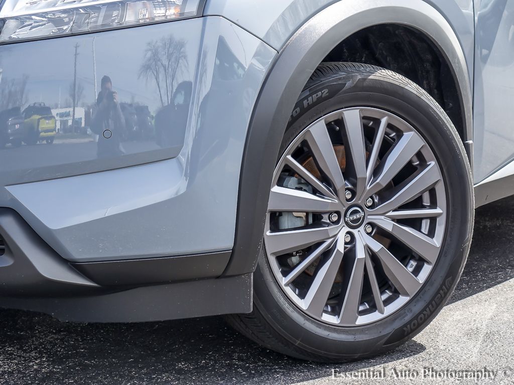 View vehicle photo 5