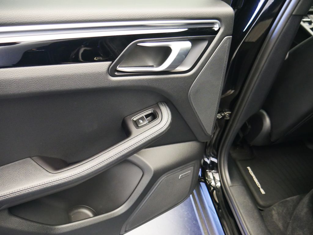 Thumbnail: 2022 Porsche Macan - 19