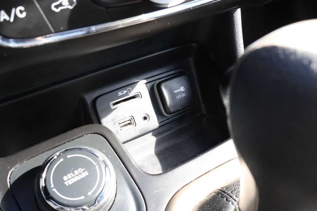 2016 Jeep Cherokee 75th Anniversary Edition 27
