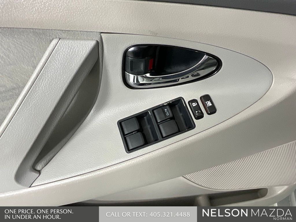 Used 2008 Silver Toyota LE image 17