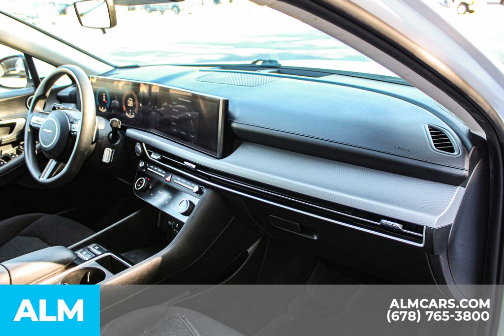 Used 2025 White Hyundai SEL image 22