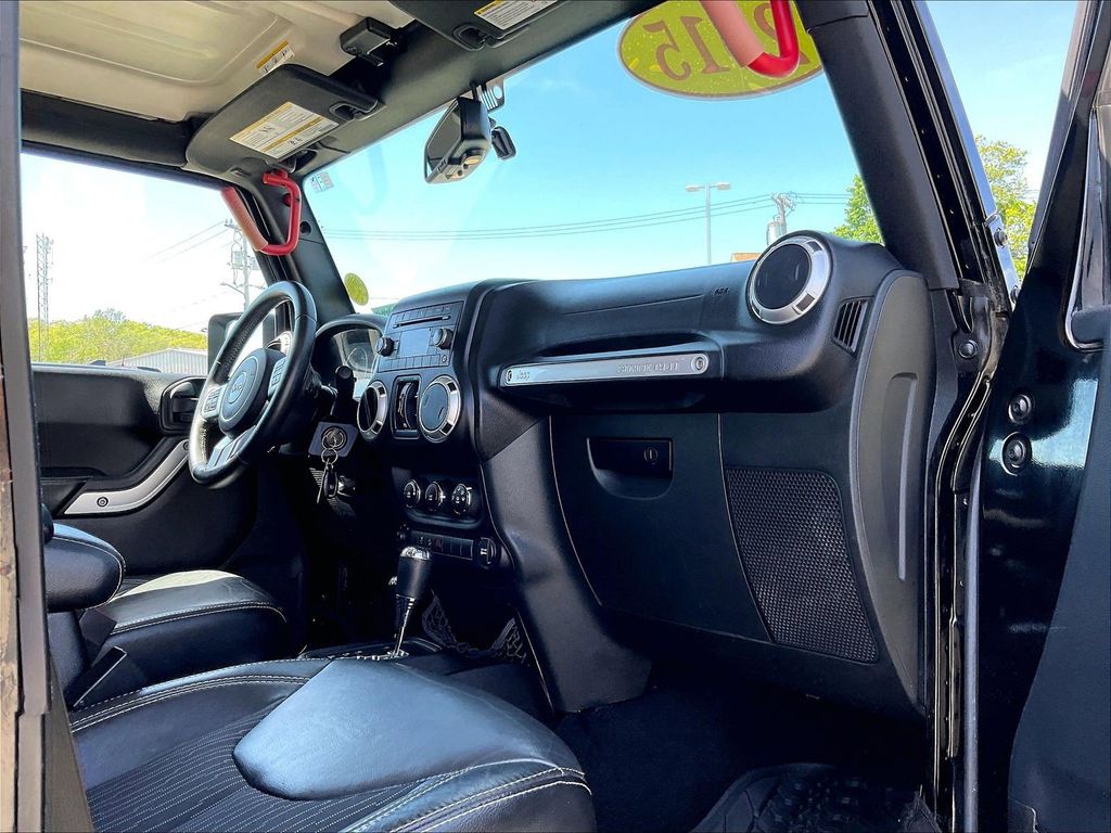 2015 Jeep Wrangler — photo 14