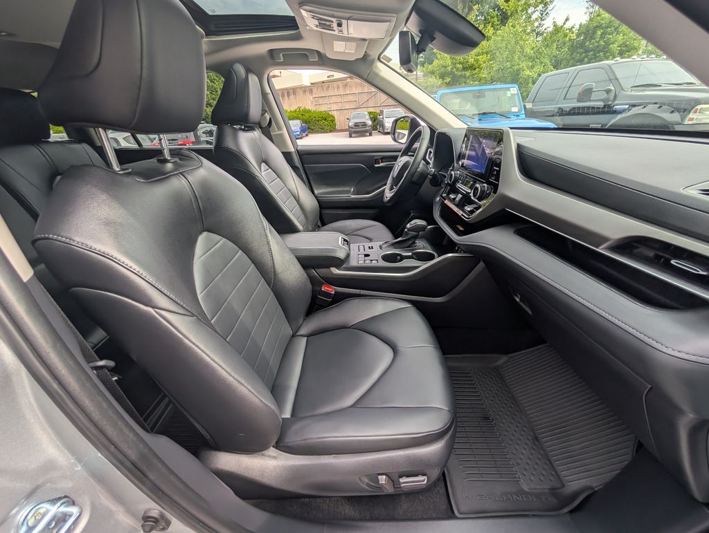 Used 2025 Silver Toyota XLE image 2