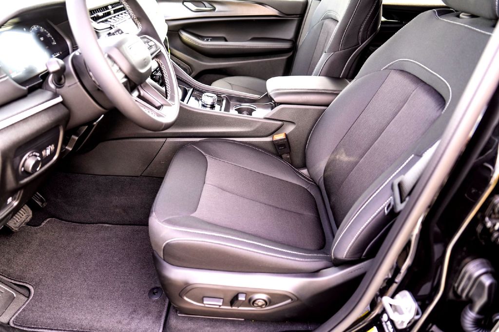 New Car 2025 Jeep Grand Cherokee L  Laredo For Sale Under $40,000 In Taylor, Texas