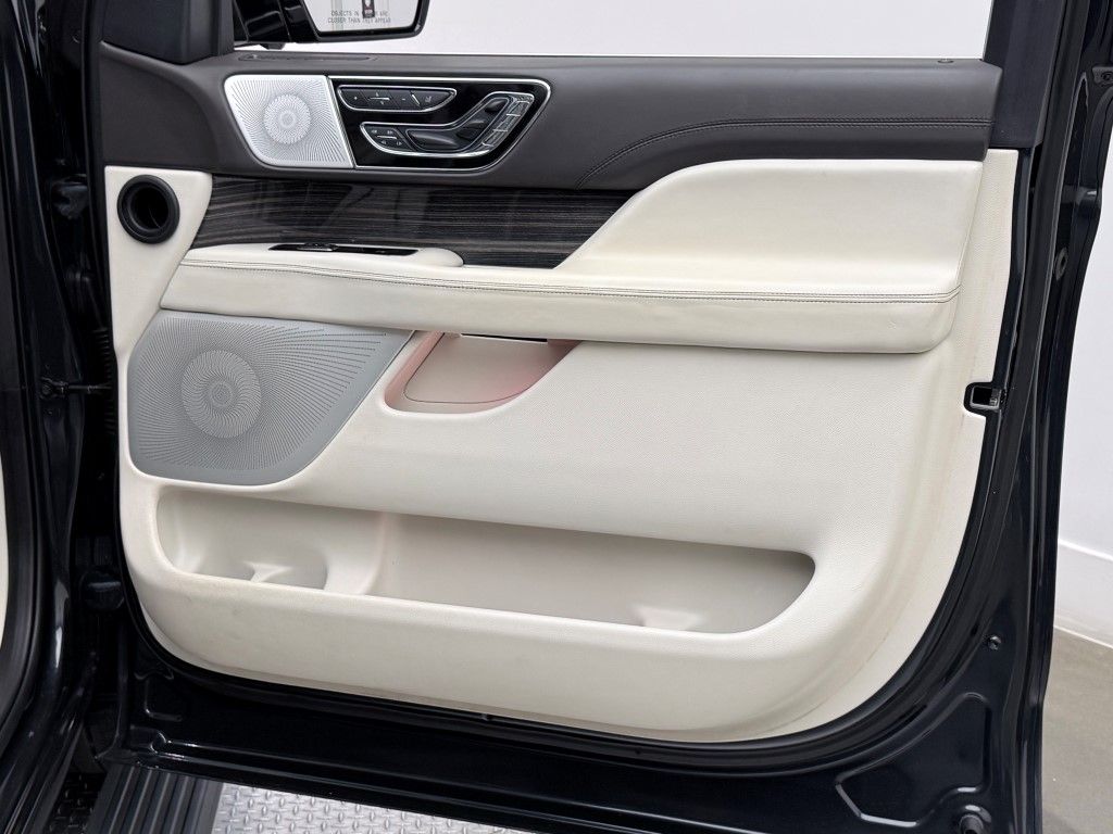 Thumbnail: 2021 Lincoln Navigator - 19