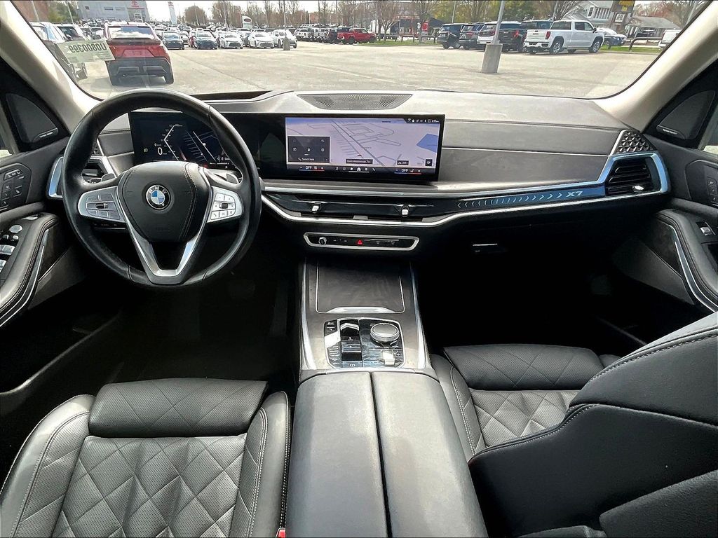 2025 BMW X7 — photo 22