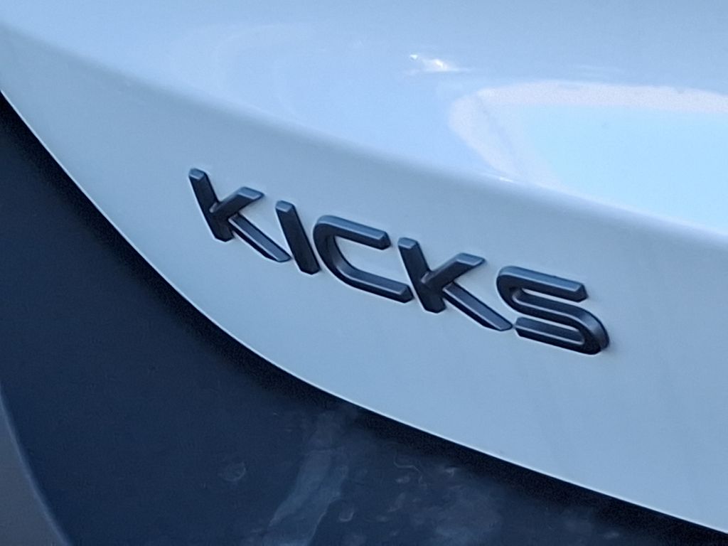 2025 Nissan Kicks SR 5