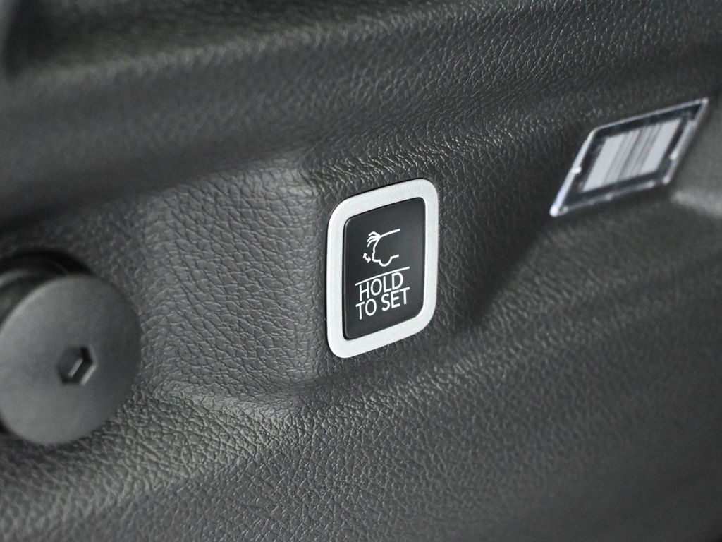 New 2026 Diamond Black Crystal Pearlcoat Jeep Limited image 33